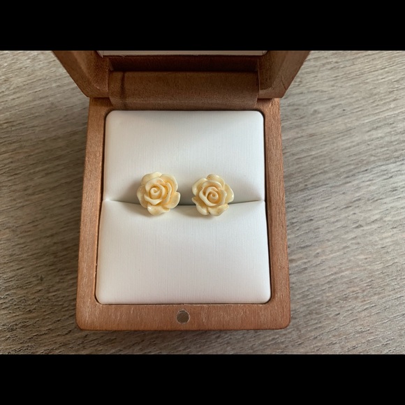 BOGO Pretty Cream Flower Earrings - Picture 4 of 4